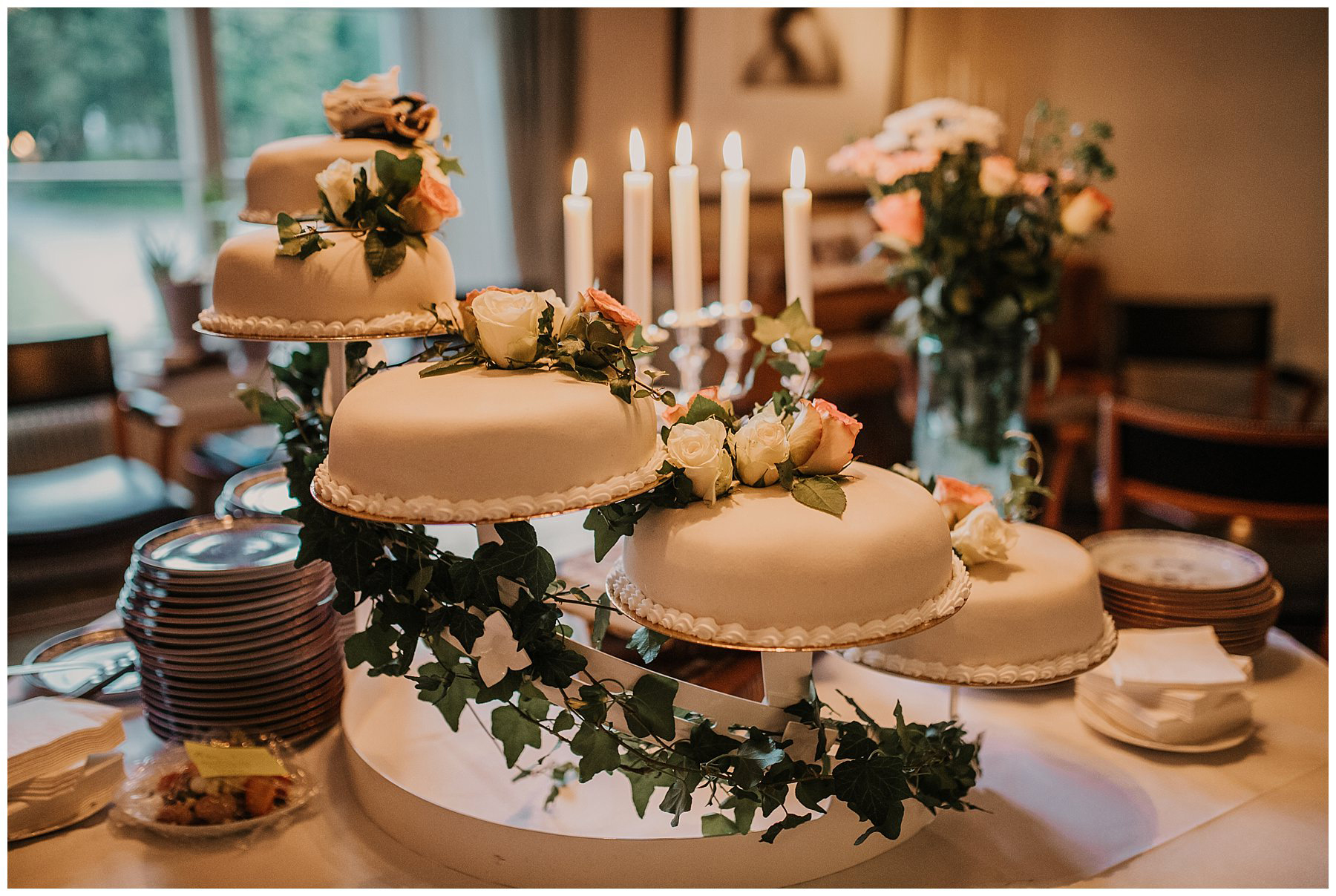 Bröllopstårta med blommor på Rosersbergs slott
