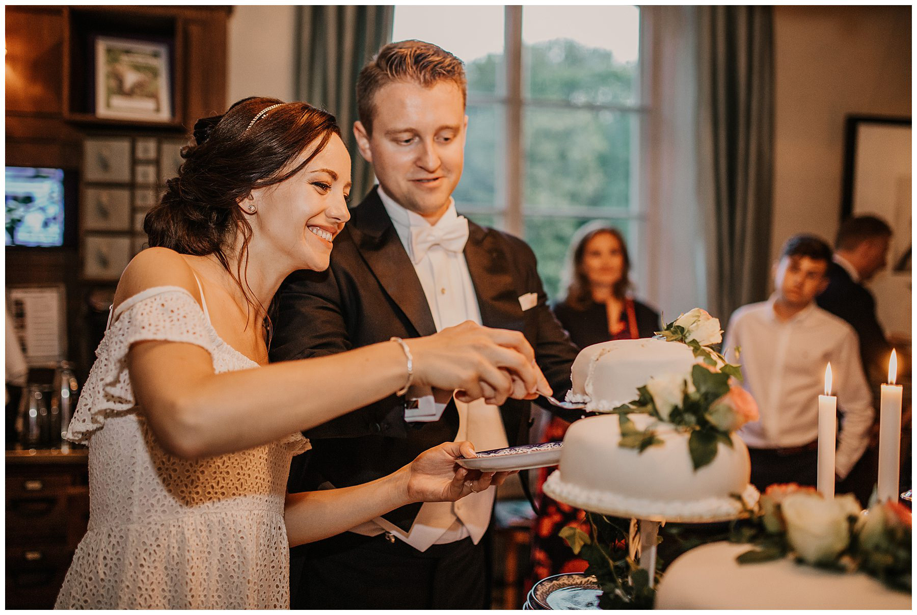 Skära bröllopstårta på Rosersbergs slott