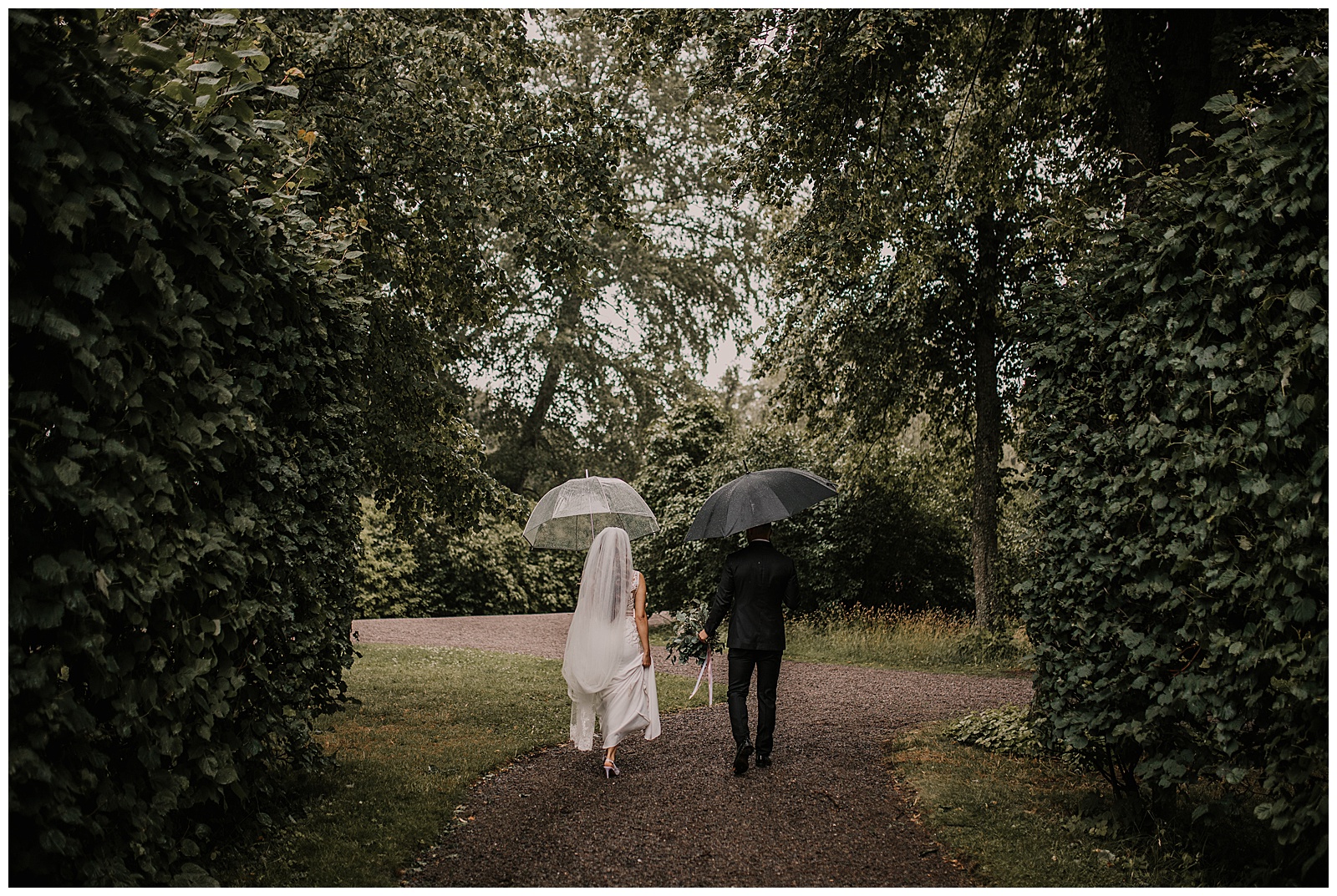 Regn och paraplyer på bröllopsplaneringen
